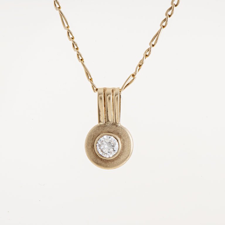 Lote siguiente: Cadena con colgante oro 18k y brillante