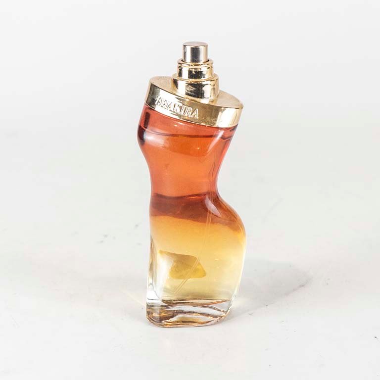 Lote siguiente: Perfume con faltante - Botella de perfume con capa dorada
