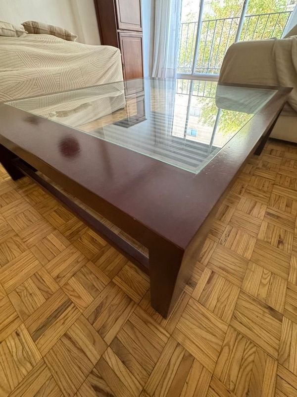 Mesa ratona en madera con tapa de vidrio y estante envarillado - imagen 4