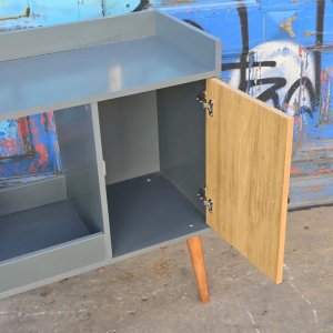 Mueble Auxiliar Gris con Puerta de Madera y Patas Cónicas - imagen 3