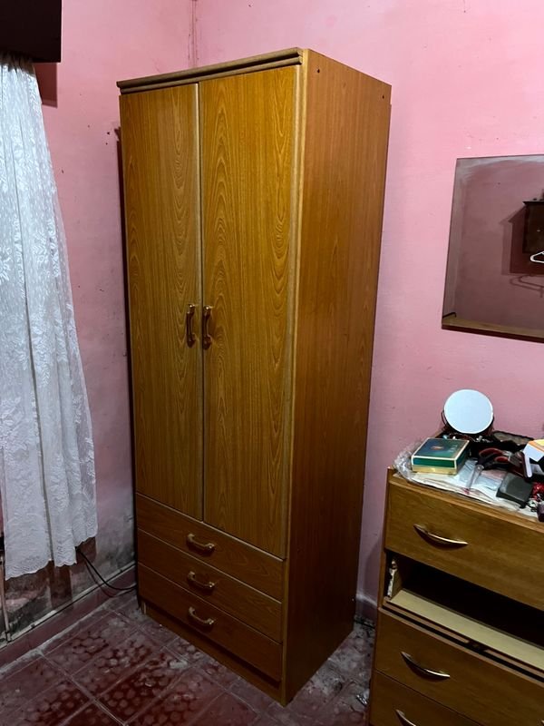 Ropero Madera Enchapada con Dos Puertas Batientes Tres Cajones Inferiores - imagen 5