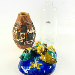 Lote siguiente: Tres piezas, florero en ceramica 18 cm, jardinera de colgar en ceramica 20 cm y botellón hialino 23 cm