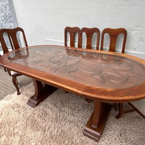 Juego de Comedor: Mesa Oval de Madera Tallada con Tapa de Vidrio y 8 Sillas - imagen 19