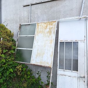 Puerta Doble de Hierro con Vidrios Fijos Laterales - imagen 3