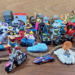 Lote de Más de 40 Juguetes Coleccionables: McDonald's, Personajes y Vehículos - imagen 6
