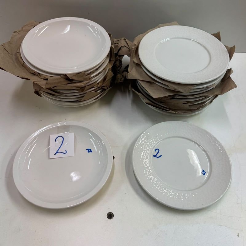 24 Platos de Loza Blanca (12 Lisos y 12 con Diseño)