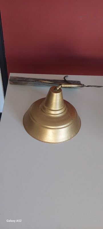 Lámpara de estilo antiguo con forma cónica y acabado metálico - imagen 1