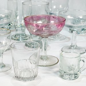 Lote de 29 Copas y Vasos de Vidrio Hialino: Champagne, Licor, Jarritas y Más - imagen 3