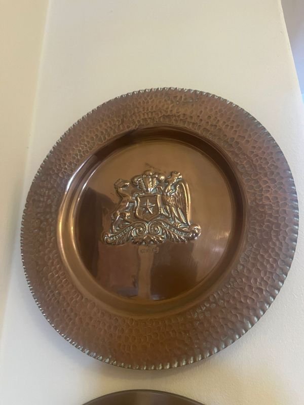 Platos decorativos loza cobre madera y bronce con soporte para colgar - imagen 5