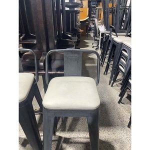 Par de Taburetes Altos Metálicos con Respaldo y Asiento Tapizado Delfino Álvarez - imagen 2