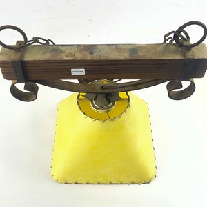 Colgante Rústico de Madera y Hierro con Pantalla Amarilla - imagen 2