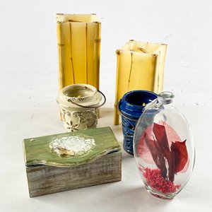 Lote de 6 piezas decorativas: portavelas, botella y cofre - imagen 1
