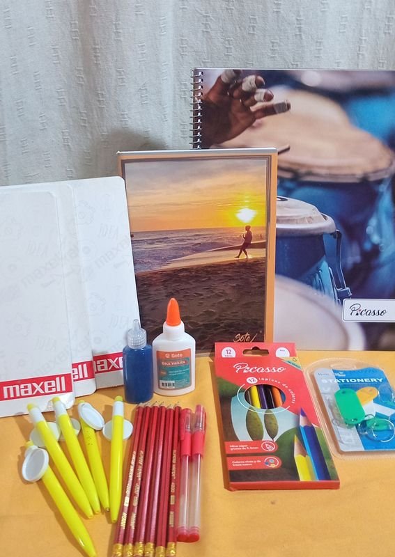 Lote anterior: Conjunto de lápices, cuaderno y cascos para computadora