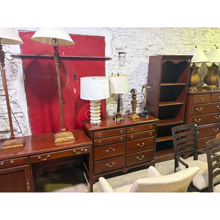Muebles de madera estilo clásico: escritorio, cómoda y estantería
