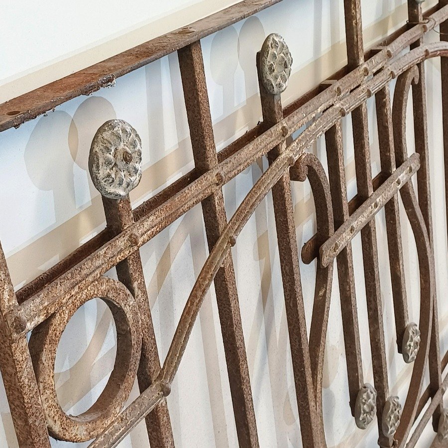 Reja antigua de metal con diseño curvo - imagen 6