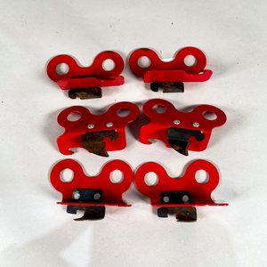 Lote siguiente: Seis Abrelatas y Destapadores Antiguos Color Rojo