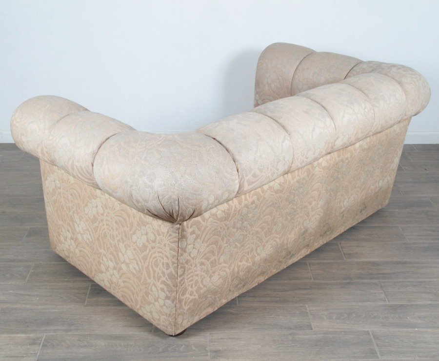 Sofá de 2 cuerpos estilo Chesterfield tapizado en tela - imagen 6