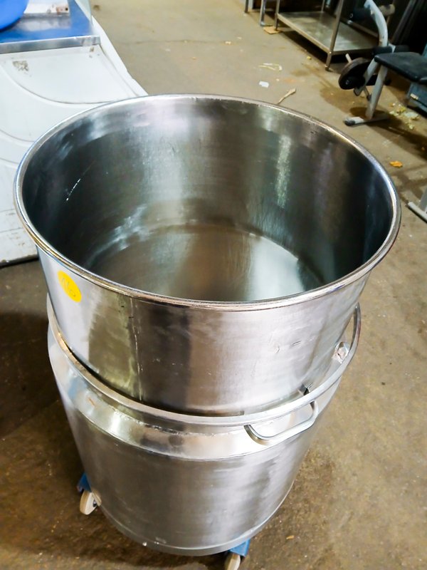 Tub de acero inoxidable con ruedas y tapa - imagen 3