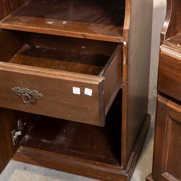 Mesitas de luz con estante y puerta, estilo antiguo - imagen 3