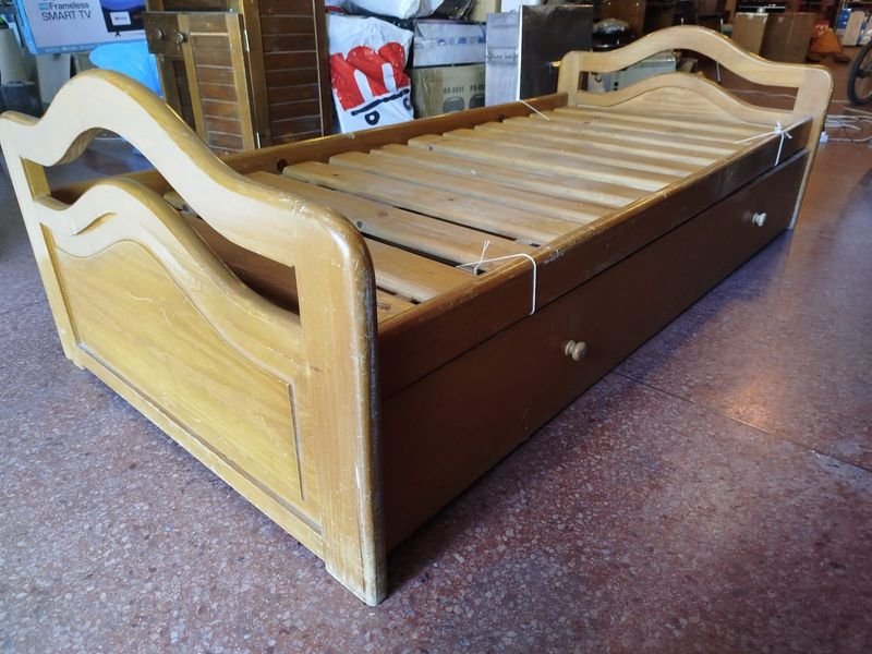 Lote siguiente: Cama de madera con diseño abierto y dos plazas