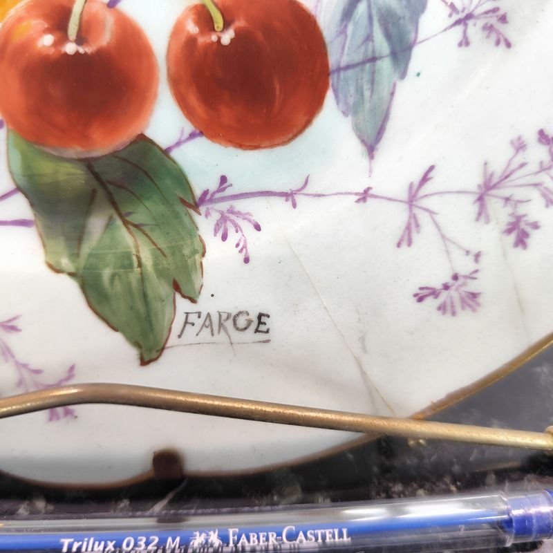 Plato de porcelana en tonos turquesa con diseño frutal firmado FARGE - imagen 2