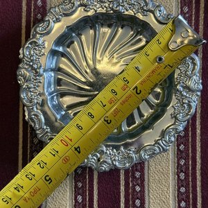 Lote de 4 Portavasos Metálicos Ornamentales y 4 Bandejas Plásticas Cuadradas - imagen 7