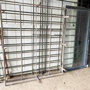 Lote siguiente: Ventana Fija Aluminio y Vidrio con Reja Metálica