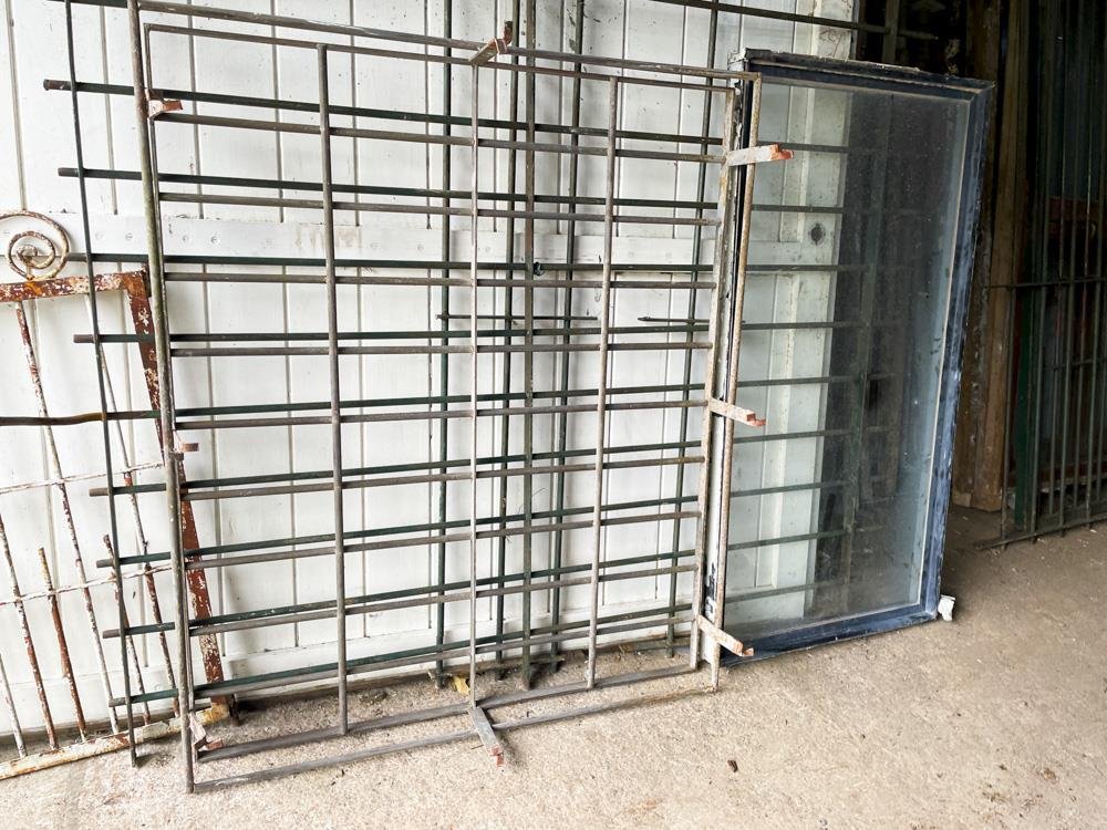 Ventana Fija Aluminio y Vidrio con Reja Metálica