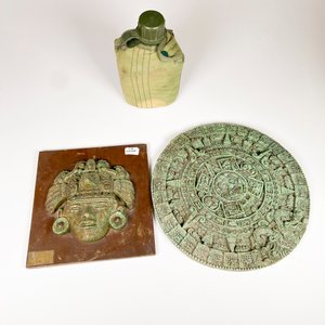 Dos Placas Aztecas de Pasta y Cantimplora con Forro - imagen 2