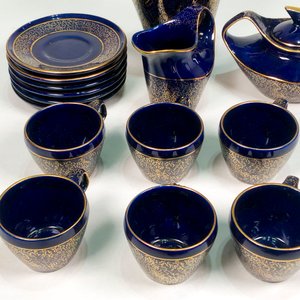 Juego de Porcelana Azul Cobalto con Detalles Dorados: Tetera, Lechera, Azucarero y Pocillos - imagen 3