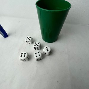 Juego de Generala con Cubilete Plástico y 5 Dados - imagen 3