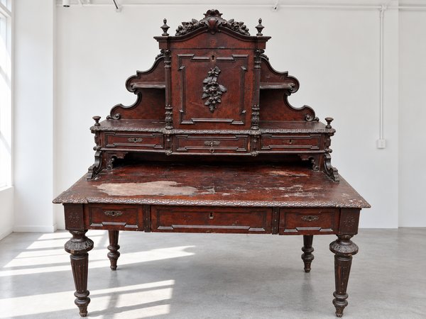 Escritorio Antiguo de Madera Maciza Tallada Estilo Neorrenacimiento