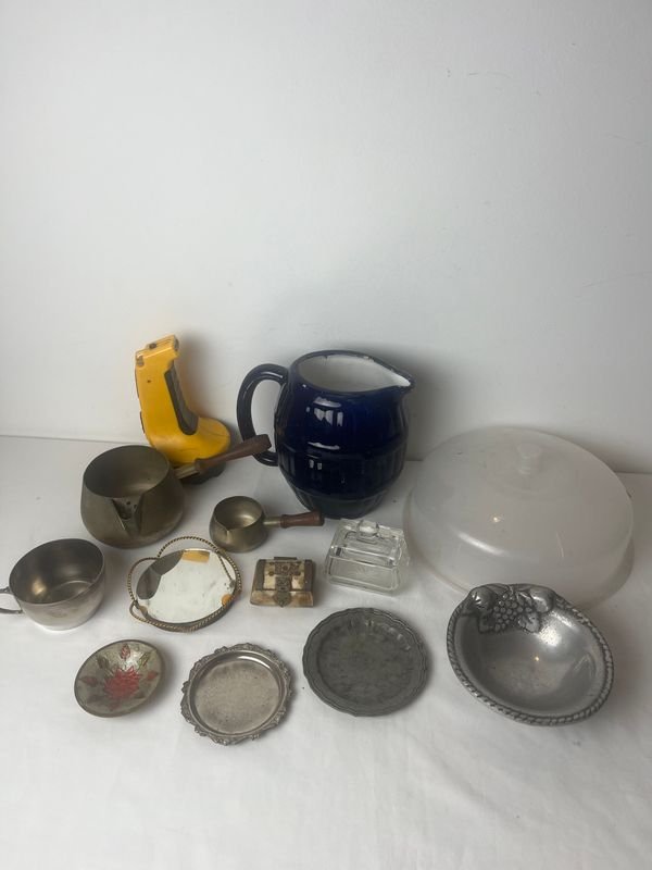 Lote siguiente: Colección de artículos de cerámica y metal vintage