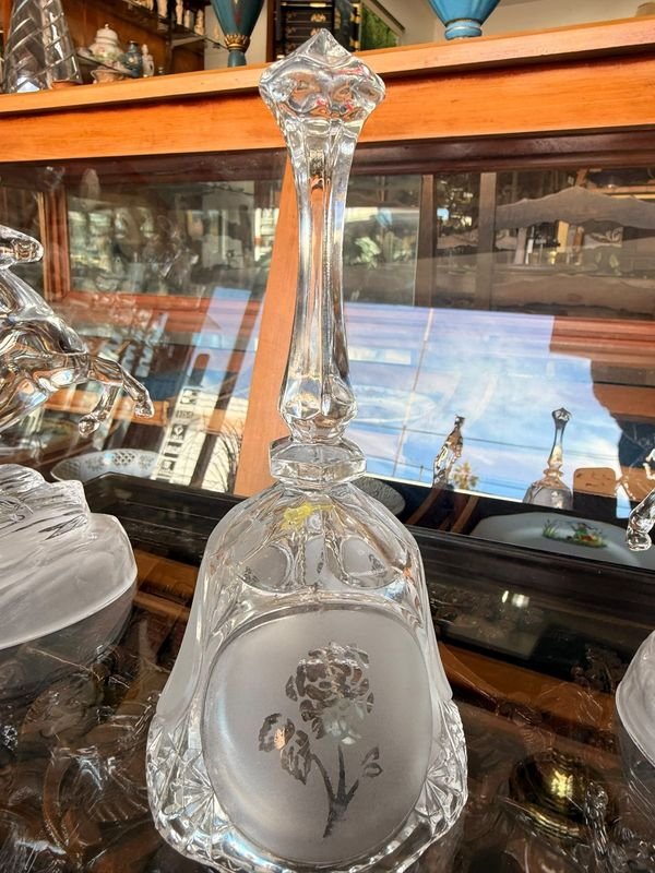 Campanilla de Mano de Cristal Tallado con Decoración Floral y Mango Facetado - imagen 1