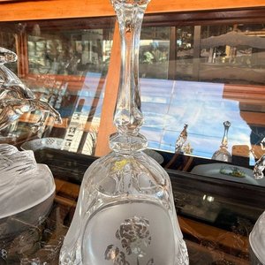 Lote siguiente: Campanilla de Mano de Cristal Tallado con Decoración Floral y Mango Facetado
