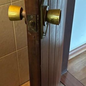 IMPORTANTE- Lote de Hojas de Puerta Interiores en Cedro y Herrajes de Bronce - imagen 6