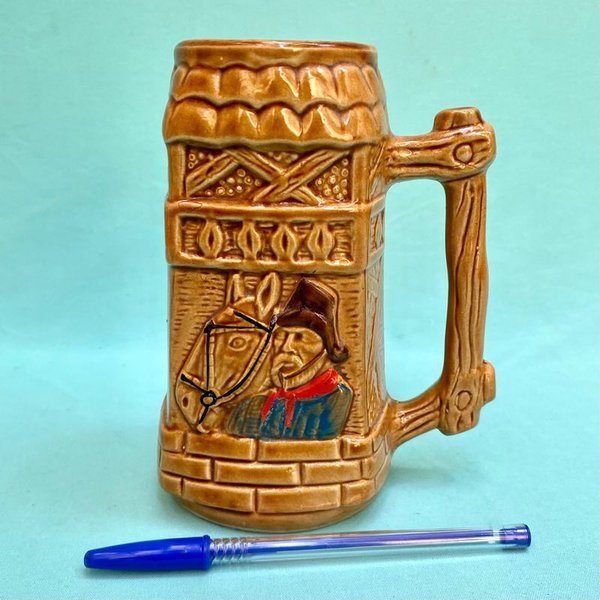Jarra de cerveza : Diseño: forma de cabaña con gaucho y caballo. Publicidad de supermercados Maracaná , Brasil. Altura: 16.5 cm. - imagen 1