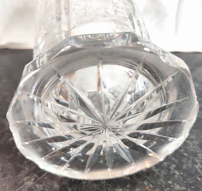 Gran florero en cristal tallado con varios chips en la base - imagen 4