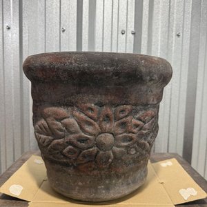 Maceta de Cemento con Grabado Floral y Boca Lisa - imagen 1