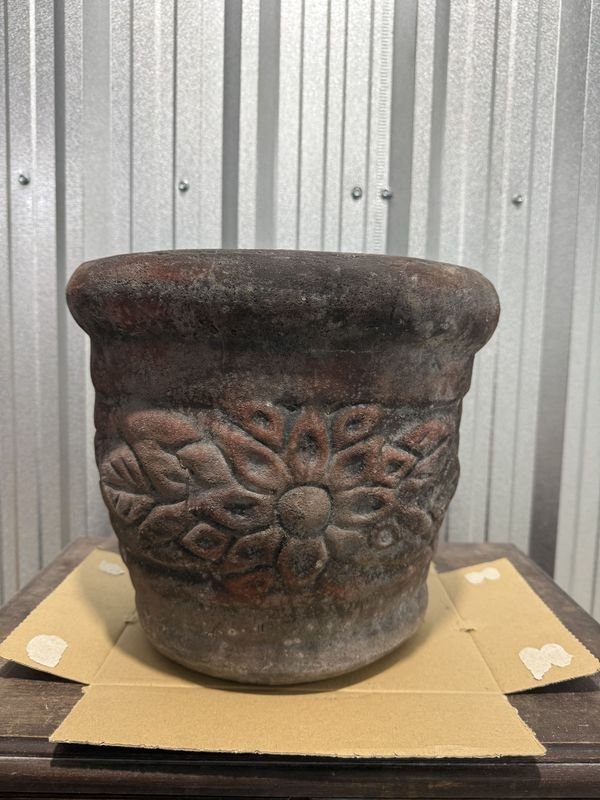 Maceta de Cemento con Grabado Floral y Boca Lisa