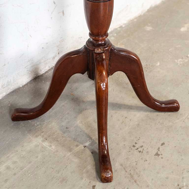 Mesa de luz inglesa con pie central y tablero de ajedrez - imagen 3