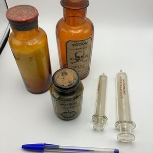 Conjunto de Botellas y Jeringas Antiguas de Farmacia y Boticario - imagen 4