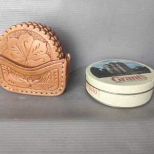 Lote siguiente: Set de 6 Posavasos de Cuero Grabado y 6 Posavasos Grant's Scotch Whisky