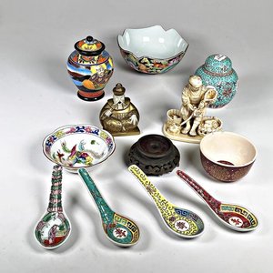 Lote siguiente: Lote de 11 Piezas Orientales: Cucharas, Potiches y Figuras Decorativas