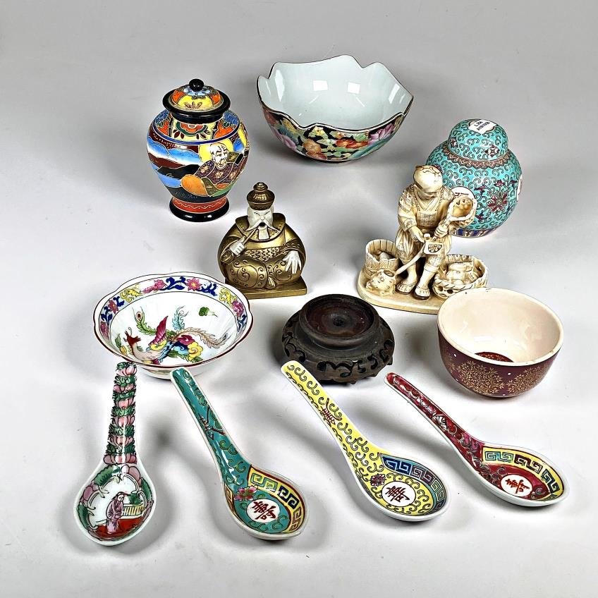 Lote de 11 Piezas Orientales: Cucharas, Potiches y Figuras Decorativas