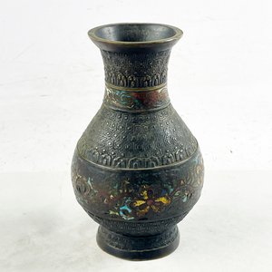Lote siguiente: Florero Estilo Cloisonné con Detalles Metálicos y Esmaltados