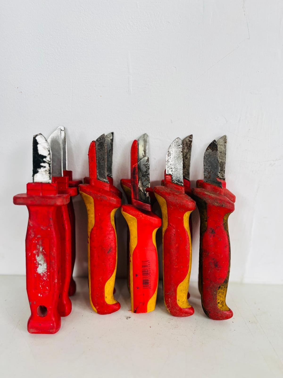 Lote de 11 Navajas Knipex con Mangos Rojos y Amarillos