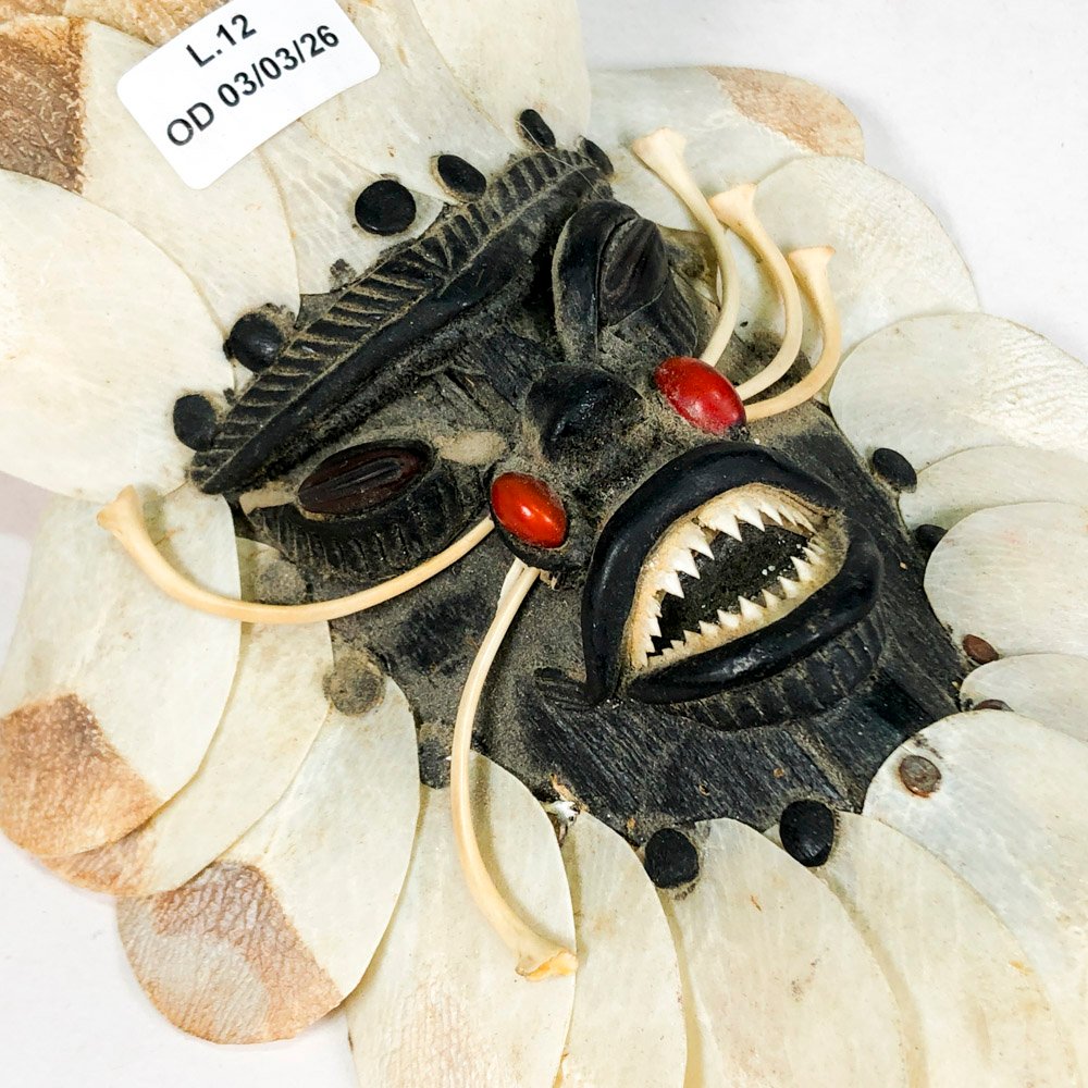 Máscara de personaje africano con dientes - imagen 4