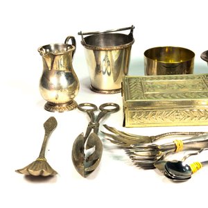 Lote de Metal Vintage: Caja Alhajera, Cubiertos, Jarra, Hielera y Más - imagen 2