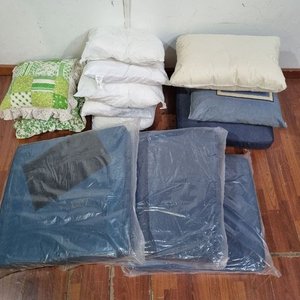 Lote de 13 Almohadones y Almohadas en Varios Colores - imagen 2